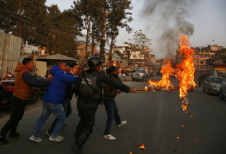尼泊尔危机持续蔓延 北京高官秘而不宣