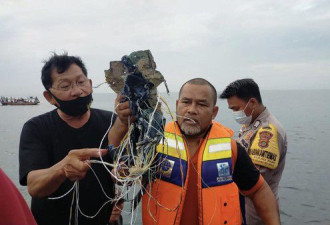 印尼客机坠海 男子痛哭妻子和3孩子在机上
