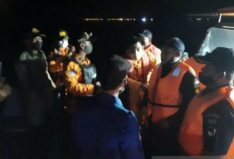 印尼客机坠海 男子痛哭妻子和3孩子在机上
