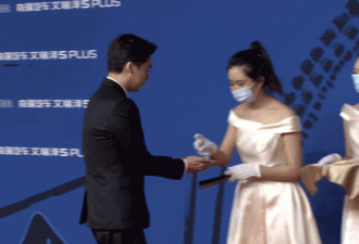 北京降温走红毯 李易峰把消毒液搓出仪式感