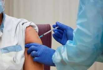 美国多数新冠疫苗被闲置 两州加快接种