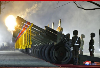 朝鲜再举行夜间阅兵式 潜射战略导弹亮相