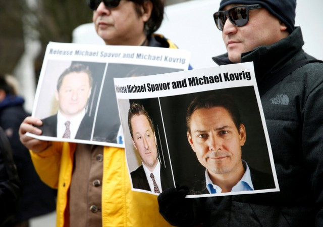 去年，温哥华举行的一次抗议活动�，人们呼吁�国释放在押人士迈克尔·斯帕沃尔和康明凯。