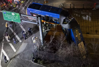 电影里才出现的现场：纽约公车冲出高架