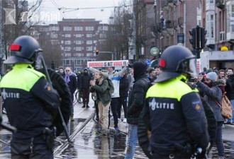 荷兰首都抗议疫情封锁 仍有人不戴口罩