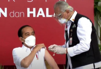 打完疫苗的印尼总统佐科向外长王毅致谢