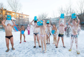 俄一幼儿园儿童仅穿内裤站在户外浇冷水