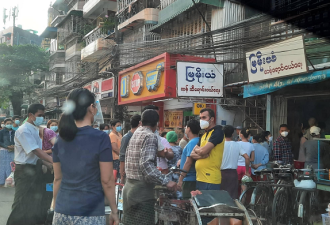 缅甸军方宣布接管政权后,民众抢购必需品