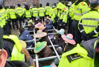 韩国国防部向萨德基地运物资遭居民抗议
