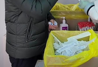 63岁的冯巩做核酸检测，伸舌头瞪眼直干呕