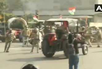 印度国庆阅兵,农民拖拉机冲入首都冲撞警察
