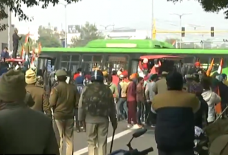 印度国庆阅兵,农民拖拉机冲入首都冲撞警察