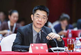 58岁影视大佬离世，两儿子未上小学