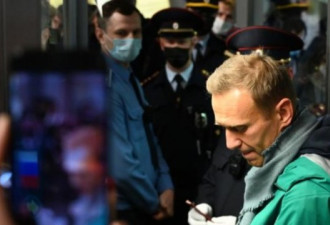 俄罗斯反对派纳瓦尔尼冒险回国 在机场被抓
