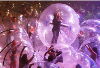 全球首个“气泡”演唱会 瘟疫时代的表演日常？