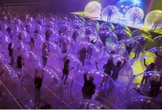 全球首个“气泡”演唱会 瘟疫时代的表演日常？