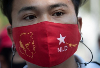 缅甸反政变抗议愈演愈烈，军方持枪巡逻