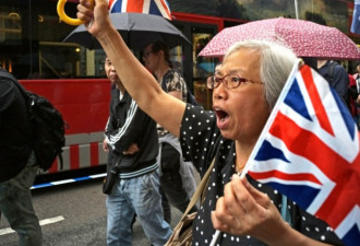 爱举英国国旗的香港王婆 涉妨害公务被拘捕