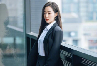 张靓颖夜会男友当街搂抱，他曾是自己婚礼伴郎