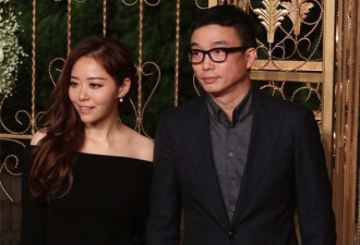 张靓颖夜会男友当街搂抱，他曾是自己婚礼伴郎