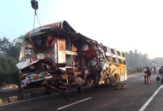 印度35人参加婚礼半路遇车祸，导致3人死亡