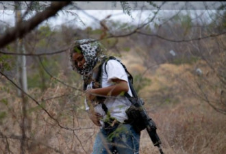 为抵御贩毒集团入侵 一群墨西哥妇女拿起武器