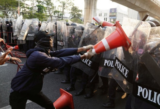泰国数百人缅甸大使馆抗议政变事件 与警方冲突
