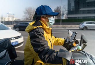 住北京地下出租屋的少女骑手