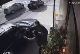3非裔女抢唐人街，店主反抗竟遭劫匪开车撞人