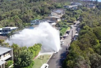 悉尼街头水管爆裂，炸出一个“天坑”