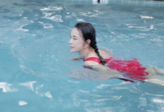 64岁刘晓庆到底长啥样？看她在泳池内现原形