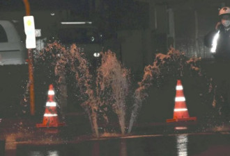 直击日本地震现场：污水喷涌 一片狼藉…