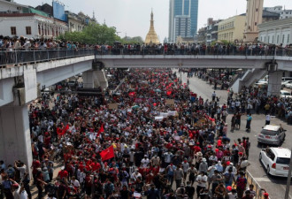 紧张！缅甸仰光10万人上街 警朝群众射击多人伤