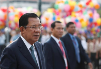 中新冠疫苗运抵柬埔寨 柬首相洪森亲赴机场迎接