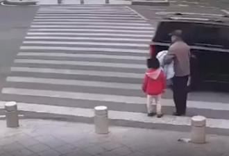 孙女两次阻拦爷爷闯红灯未果双双被撞飞