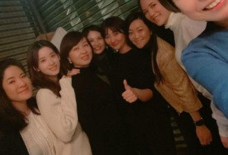 京东老板娘章泽天聚会照曝光 淡妆清丽十分抢镜