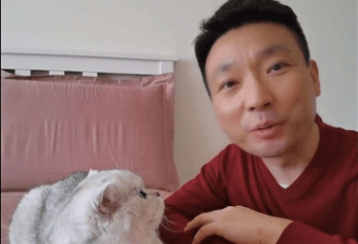 康辉素颜带宠物猫录视频，至今仍在北京租房