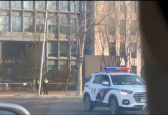 耿潇男夫妇北京正式受审 庭外警察驻守戒备