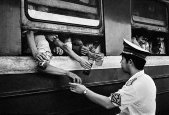 40年前的春运火车：有人打麻将，有人生孩子