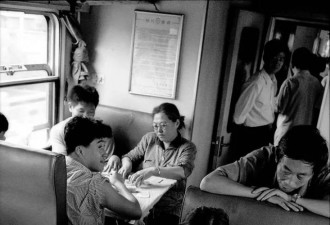 40年前的春运火车：有人打麻将，有人生孩子