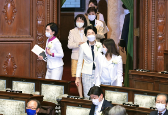 日本在野党女议员集体穿白衣 抗议歧视女性