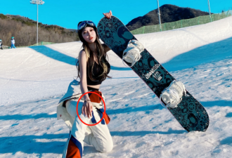 郭美美穿千元内衣滑雪，故意拉下外套秀曲线