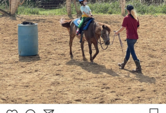 陈冠希陪女儿学骑马 Alaia再get新技能