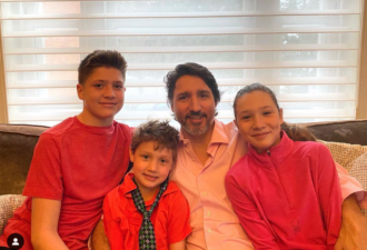 加拿大粉红日：杜鲁多秀全家福网络爆红
