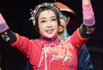 刘晓庆戴巨型玉镯写福 圆润油腻发福长胖明显