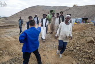 离开故土进沙漠 24位中国打工人在非洲过年实录