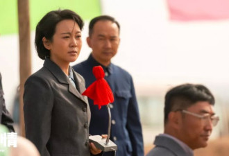 离婚11年还夸前夫好，她果然傻得有福