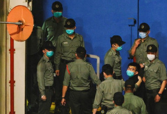 香港侦讯47名泛民人士 4人不适送医