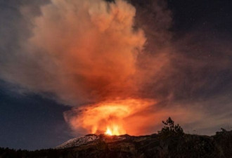 意火山喷发：岩浆冲天 夜空似烈焰燃烧