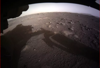 毅力号传回首张彩照 火星表面这样啊